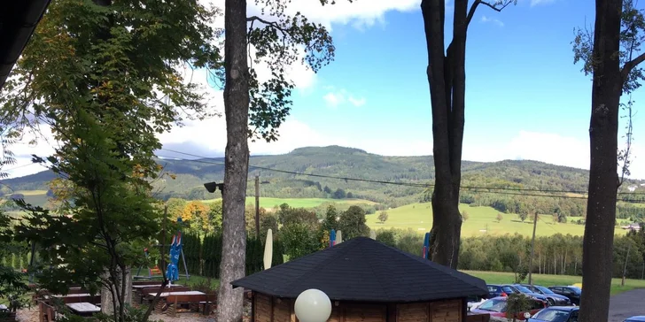 V balíčku s polopenzí je i privátní vstup na 1,5 hod. do sauny s panoramatickým výhledem na okolní hory.