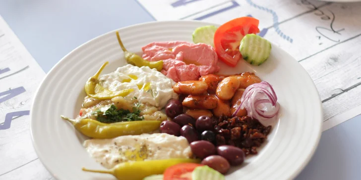 Studený předkrm: řecké pomazánky (tzatziki, lilková, ikre z taramas, sýrová), řecké olivy, feferony, sušená rajčata, řecké fazole
