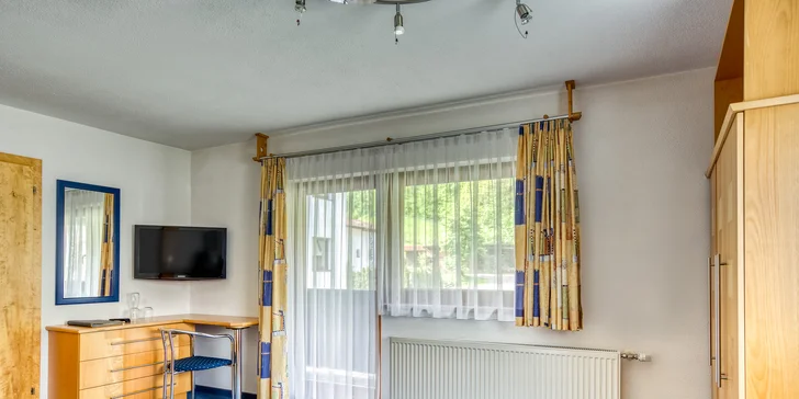K dispozici je vždy trezor, TV s plochou obrazovkou a připojení na Wi‑Fi.
