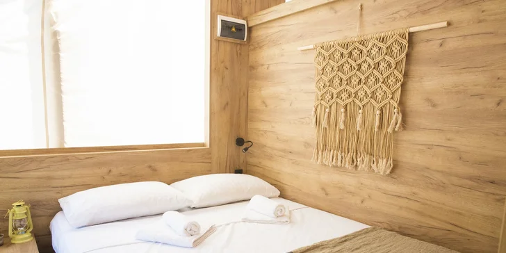 Příjemně unavení z pravidelné lekce jógy usnete, jako když vás do vody hodí. (na fotce Forest Lodge)