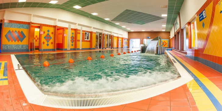 60 minut bowlingu, 2 hodiny v krytém bazéně a sleva na masáž pro 2, 4 nebo 8 osob