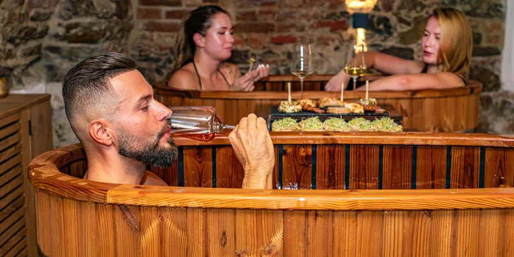 Naložte se do vany ve vinných lázních v Althanském paláci. Relaxací tu strávíte celou hodinu.
