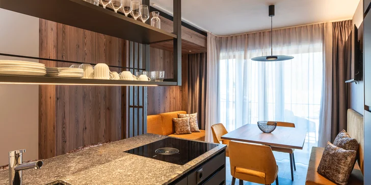 Čekají vás moderní apartmány s podlahovým topením, výhledy na okolní hory a plně vybavenou kuchyní.