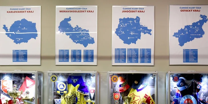 Souhrnná přehlídka vitrín mapuje jednotlivé kluby Prahy.