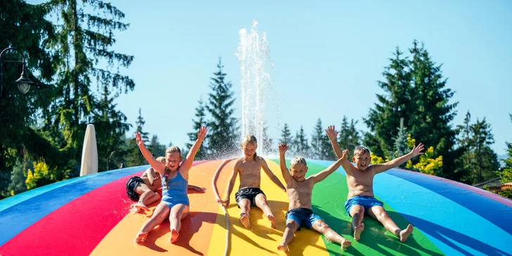 Je tu až 22 bazénů s teplotou vody 34–40 °C.