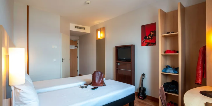 K dispozici budete mít speciální postele Sweet Bed by Ibis® pro plnohodnotný spánek, klimatizaci, Wi-Fi připojení, TV a vlastní koupelnu s velkým sprchovým koutem.