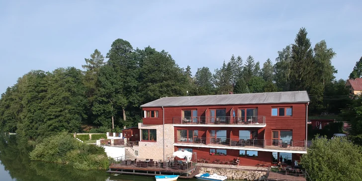 Počas leta si zaplávate vo vonkajšom bazéne, za príplatok môžete tiež relaxovať v saune.