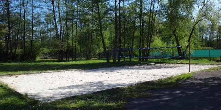 Sportovní vyžití nabízí hotelové hřiště na plážový volejbal.