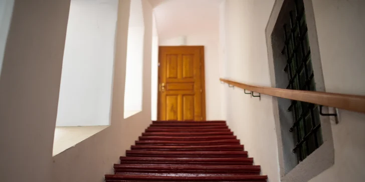 Starodávne červené schodisko vás prevedie tajomnými zákutiami, až kým nenájdete cestu do podkrovia.