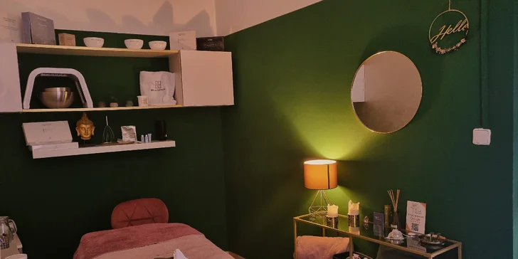 Uvolňující rituál můžete rozšířit také o liftingovou masáž obličeje a dekoltu.