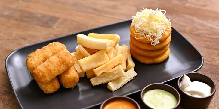 V roli předkrmu se představí mini arepas, tyčinky ze sýra i smažený zeleninový banán.