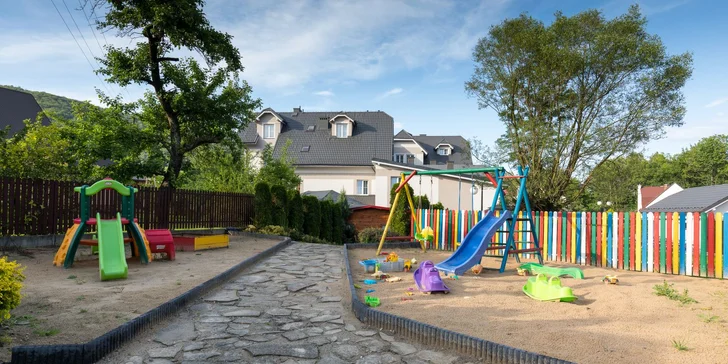Z dětského hřiště je výhled na hory.