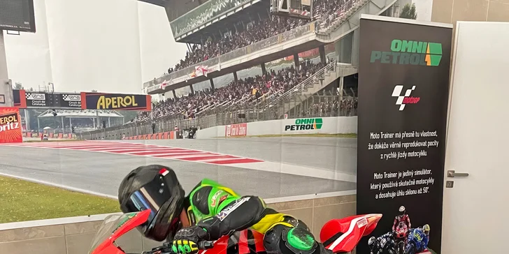 Až na 90 minut tu usednete na oficiální simulátor a vyzkoušíte si realistickou jízdu na skutečném závodním motocyklu. 