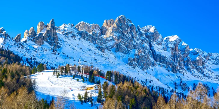 Lyžovačka v Dolomitoch: 3* hotel Ai Pini ve Vigo di Fassa, raňajky a skipas Dolomiti Superski
