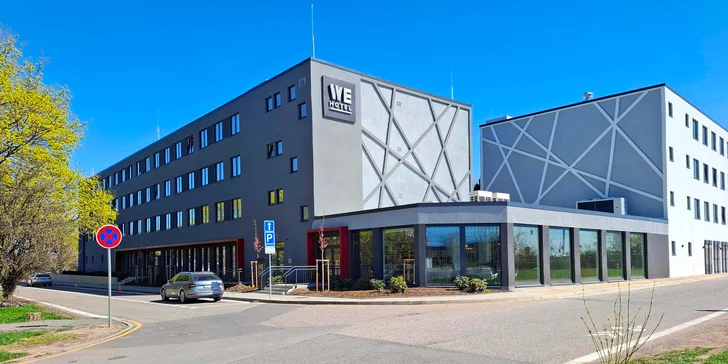 Moderní hotel v pražských Letňanech: snídaně, parkování a dárek pro 2 osoby