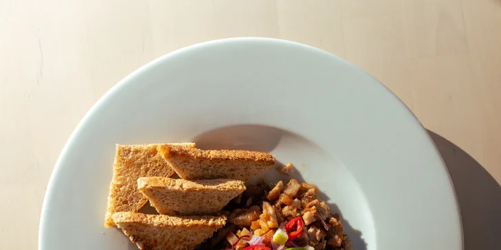 Jako druhý hlavní chod vám naservírují grilované kousky vepřového bůčku s pečivem ochucené limetkou a špetkou chilli.