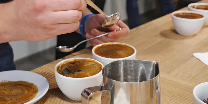 Za voucher vás čeká cupping v brněnském Kávovém školícím centru Penerini coffee.