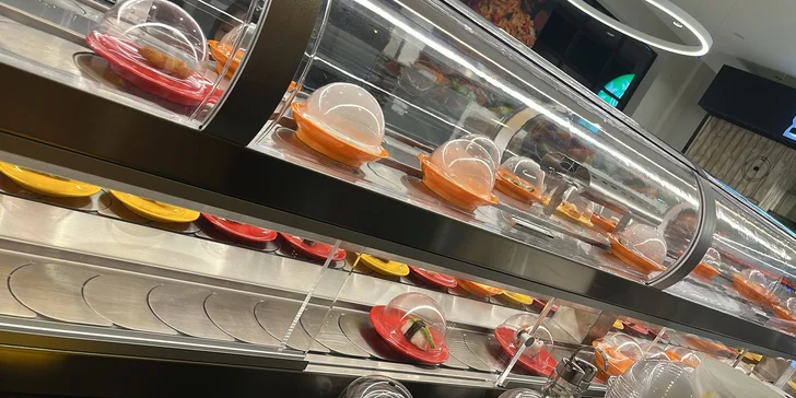 V mističkách kolem vás bude jezdit sushi, grilované speciality, mořské plody, smažené nudle či rýže. 