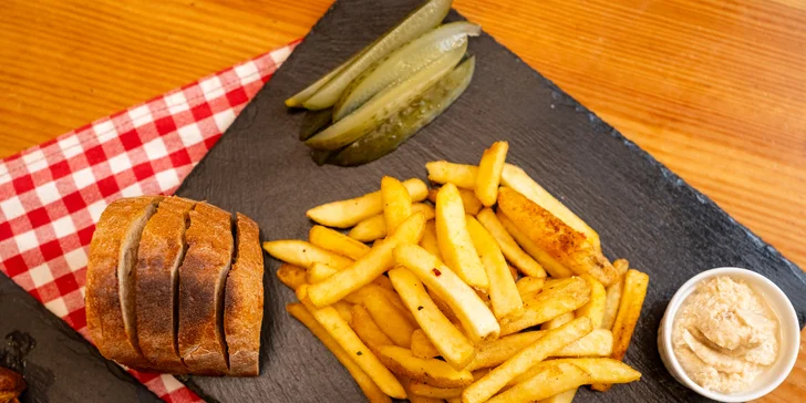 Jako přílohu vám naservírují dokonale křupavé belgické hranolky a rozpečený chléb.