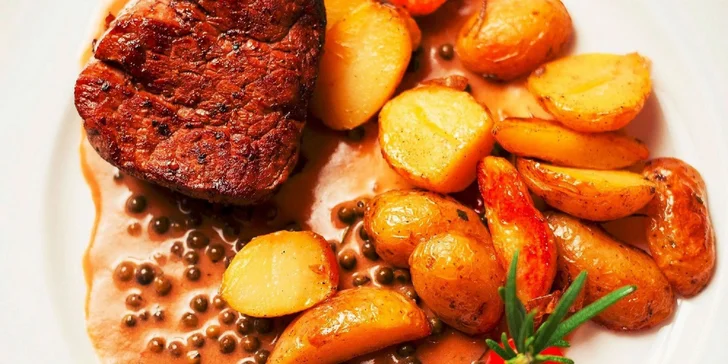 Hovädzí “Pfeffer” steak s opekanými zemiaky 