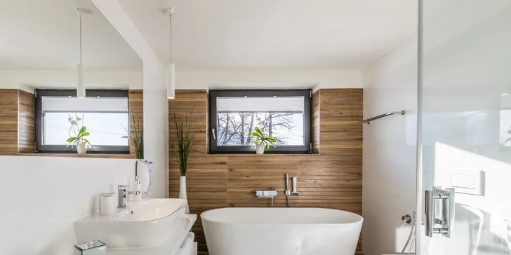 Apartmán s terasou a vířivkou má kromě sprchového koutu i vanu.