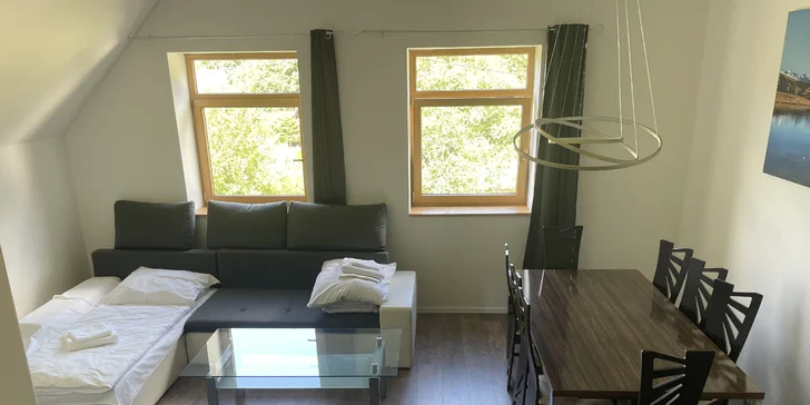 V obývací části apartmánu najdete pohovku a TV.