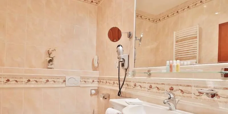 V koupelně najdete fén, župany i kosmetiku.