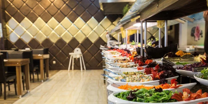 Noční sovy potěší pozdní snídaně a noční bufet, nechybí ani plážová snack restaurace. 
