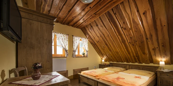Bydlet budete v pokoji, kterému dominují dřevěné prvky. 