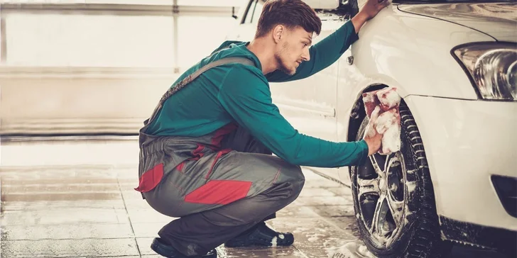 Dejte dárek i svému automobilu - Ruční mytí a čištění auta od expertů