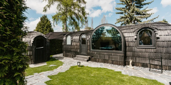 Patří k němu privátní sauna, vířivka a domeček s masážním křeslem. 