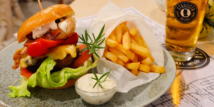 Burger, hranolky a pití v útulném bistru u Václaváku – menu pro 1 či 2 osoby