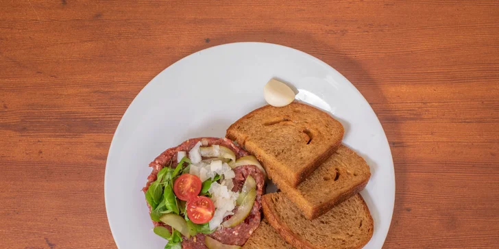 Chuť bude výtečná, protože tatarák je z masa Angus z českého domácího chovu přímo od řezníka, který sídlí naproti restauraci. Maso nemůže být čerstvější!