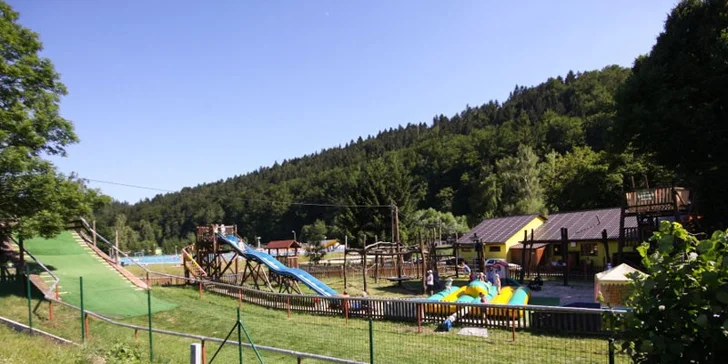 Prostorné hřiště v areálu koupaliště se stane místem, kde děti zapomenout rodiče zlobit.