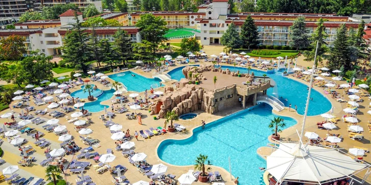 Hlavní bazén s vířivkou doplňuje exkluzivní „Relax pool“ pro hosty v pokojích Premium.