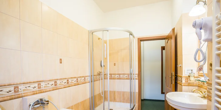 Apartmán má vlastný vchod a luxusnú kúpeľňu s vaňou, sprchovým kútom a bidetom.