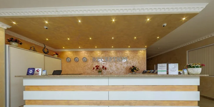 Hotel má skvělou polohu jen 150 metrů od pláže.