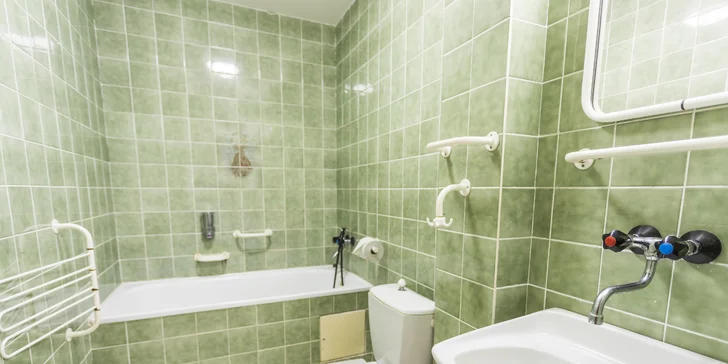 Všechny jsou vybavené vlastním WC, umyvadlem a sprchou.