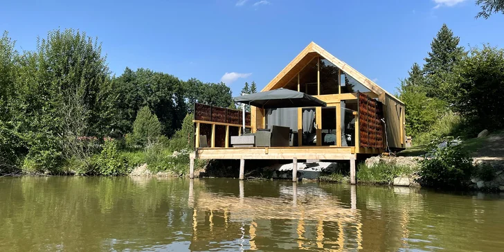 Každé ráno se můžete za svitu slunce protáhnout na terase a pochutnat si tu i na snídani.