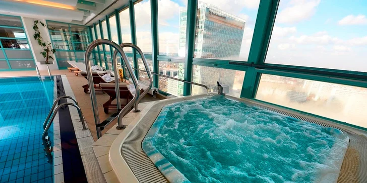 Z jacuzzi se budete kochat výhledem na Prahu.