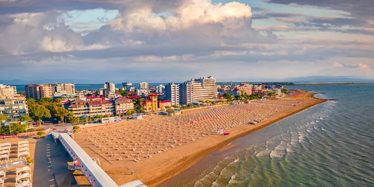 Jen 500 m od písečné pláže ubytuje 3* Hotel Al Cavallino Bianco. 