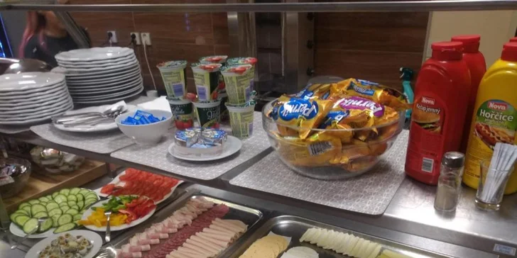 Pokud se alespoň částečně nechcete starat o jídlo, sáhněte po variantě se snídaní – každé ráno si ji naberete z bohatého bufetu v hotelové restauraci. 