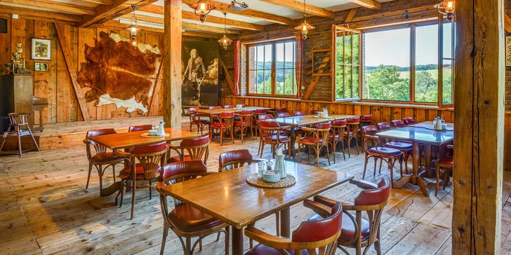 Restaurace se specializuje na poctivou rančerskou kuchyni a krajové speciality.