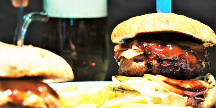 Přijďte si ve dvou pořádně nacpat břicha. Burger Elektra není pro troškaře. 