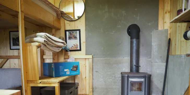 Nechybí stůl se dvěma židlemi, pohodlná měkoučká pohovka, skříňka, regál a úložné prostory na vaše osobní věci.
