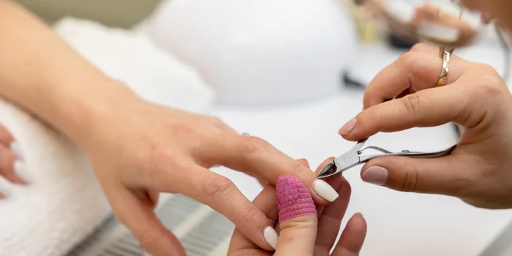 Manikúra vám zaistí krásne lesklé nechty a upravené nechtové lôžko