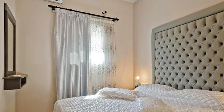 Vybírat můžete z dvoulůžkových studií ve sníženém přízemí nebo apartmánů až pro čtyři osoby. 