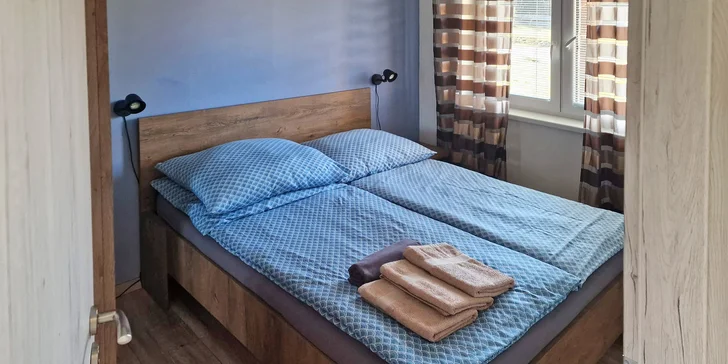V samostatné ložnici najdete pohodlnou manželskou postel.
