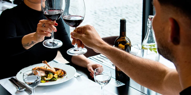 Zajděte si s drahou polovičkou do luxusní italské restaurace Zlatý kohout.