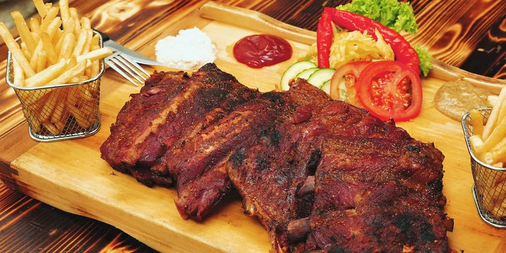 Až kilo vyhlášených žeber z grilu s možností rozvozu po Brně